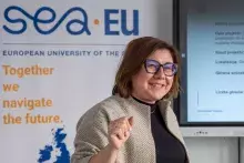 zdjęcie pani Dziekan dr hab. Anna Dziadkiewicz, prof. UG z wręczenia nagród Akademickiego Budżetu Obywatelskiego oraz drugiej edycji Zielonego Uniwersytetu 