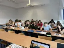 Uczestnicy warsztatów naukowych w ramach projektu Zdolni z Pomorza 2.0 siedzą przy ławkach w sali dydaktycznej