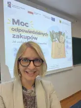 mgr Zuzanna Minga na tle prezentacji podczas warsztatów naukowych w ramach projektu Zdolni z Pomorza 2.0