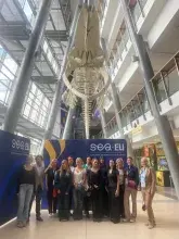 Uczestnicy SeaBluE - Welcome Days pozują do wspólnego zdjęcia