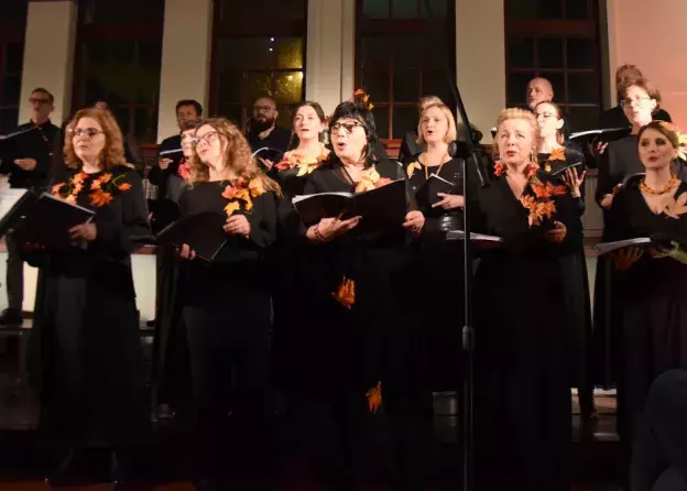 „Piosenka jest dobra na wszystko” – muzyczne spotkanie z chórem NON SERIO na Zarządzaniu