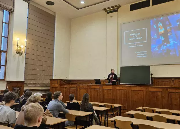 Uczniowie II LO w Gdyni na wykładzie o storytellingu w biznesie i finansach na Wydziale Zarządzania